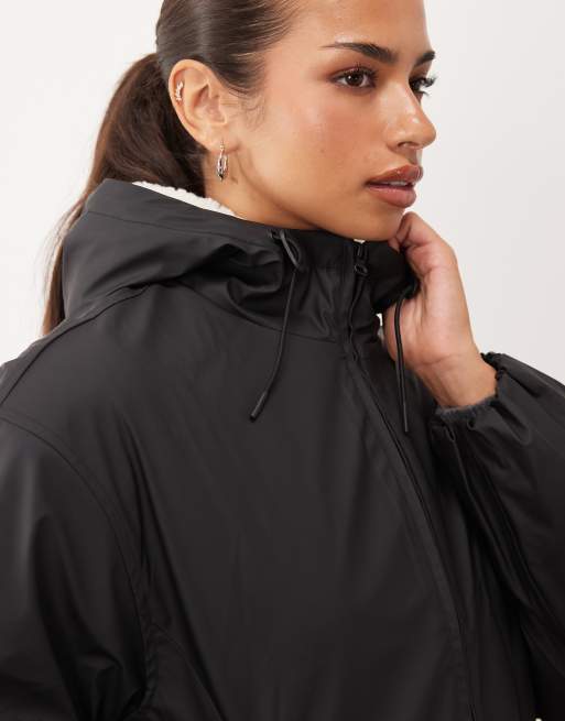 ASOS DESIGN gummerad vattenavvisande bomberjacka i svart, 3 av 4