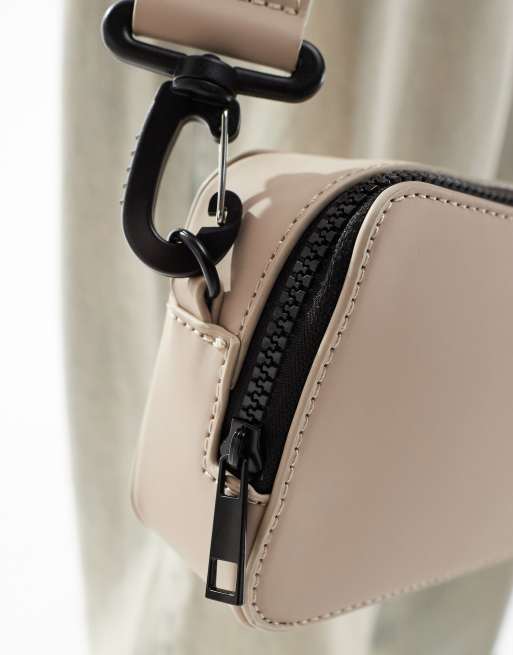 ASOS DESIGN - Gummieret crossbody-kamerataske i gråbrun, 3 af 4