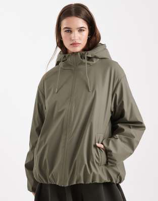 ASOS DESIGN - Gummierte Bomber-Regenjacke in Khaki mit Kapuze-Grün