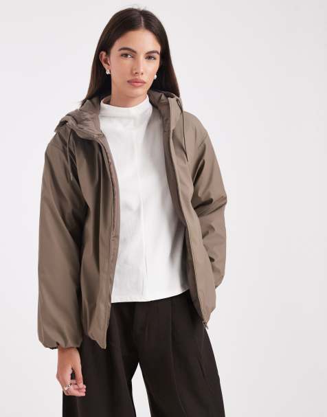 ASOS DESIGN – Gummierte Bomber-Regenjacke in Pilz-Braun mit Kapuze - view 1