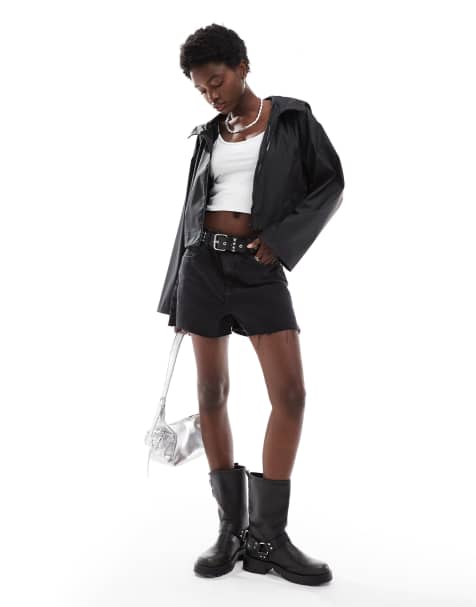 ASOS DESIGN – Gummierte Cropped Regenjacke in Schwarz mit Kapuze - view 1