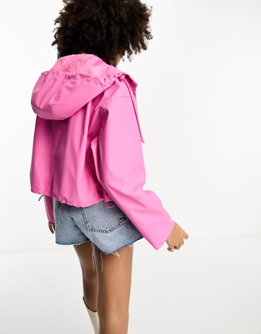 ASOS DESIGN – Gummierte, kurze Regenjacke in Rosa mit Kapuze, 2 von 4
