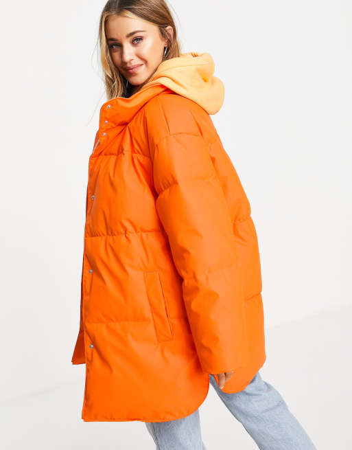 ASOS DESIGN – Gummierte Oversize-Steppjacke in Orange, 3 von 4