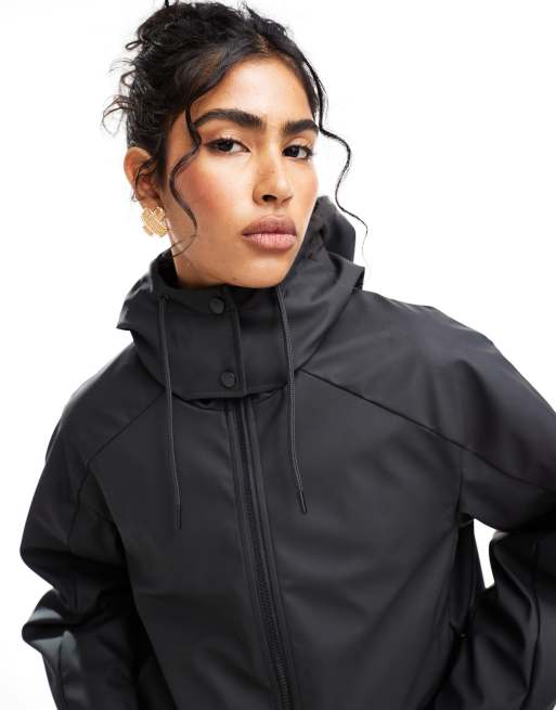 ASOS DESIGN – Gummierte Regenjacke zum Reinschlüpfen in Schwarz 