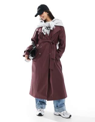 ASOS DESIGN - Gummierter Regen-Trenchcoat in Burgunderrot mit Kapuze und Gürteldetail