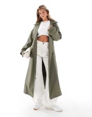 ASOS DESIGN - Gummierter Regen-Trenchcoat in Khaki mit Kapuze und Gürteldetail-Schwarz
