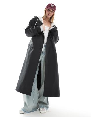 ASOS DESIGN - Gummierter Regen-Trenchcoat in Schwarz mit Kapuze und Gürteldetail