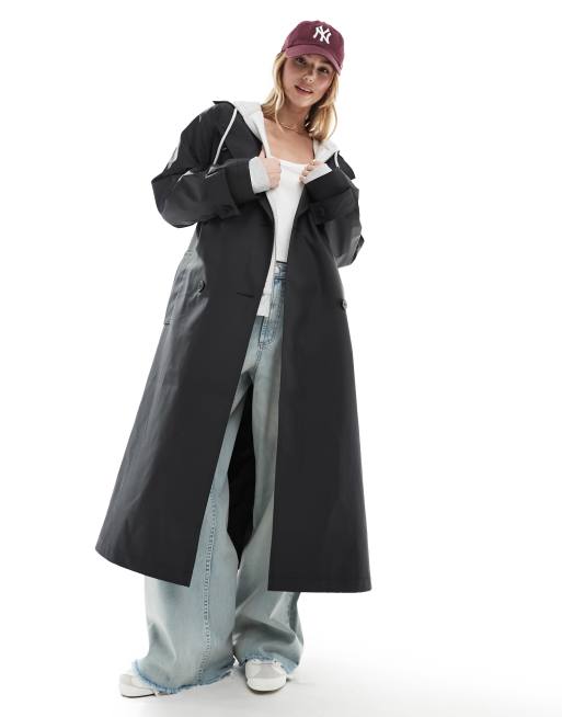 FhyzicsShops DESIGN – Gummierter Regen-Trenchcoat in Schwarz mit Kapuze und Gürteldetail