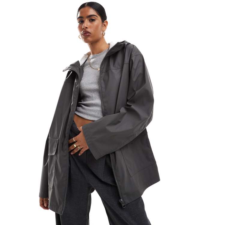 ASOS DESIGN – Gummierter Regenmantel in Anthrazit | ASOS 