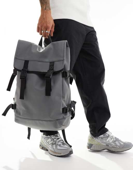 ASOS DESIGN Gummierter Rucksack in Grau und Schwarz mit Doppelriemen ASOS