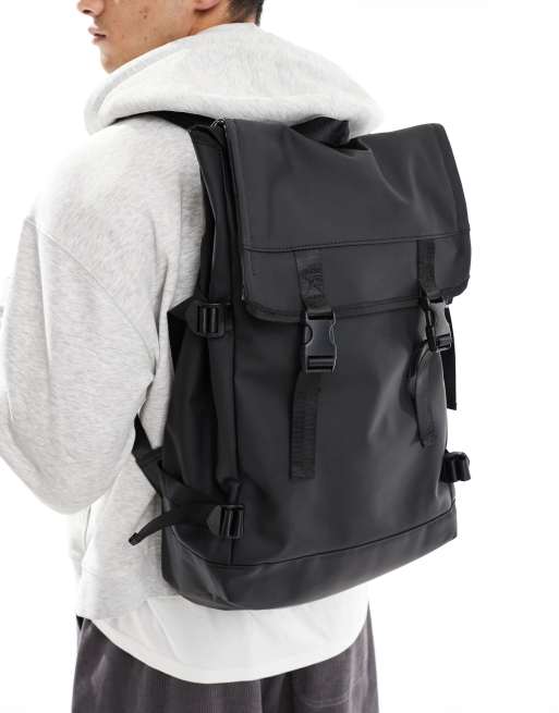 ASOS DESIGN Gummierter Rucksack in Schwarz mit Doppelriemen