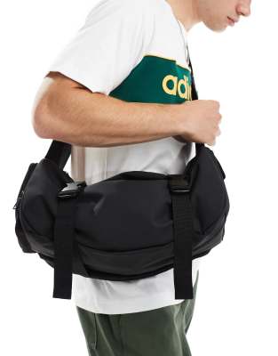 ASOS DESIGN – Gumowana czarna torba crossbody z kieszenią i zapięciem na klamry