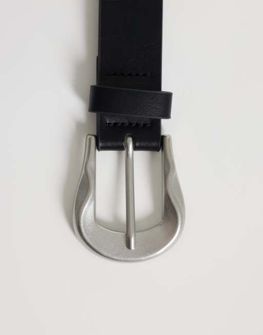 ASOS DESIGN Gürtel aus Kunstleder mit wellenförmiger Metallschnalle in Schwarz, 3 von 3