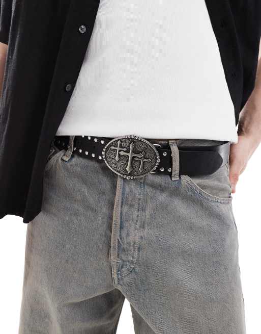 ASOS DESIGN – Gürtel aus schwarzem Kunstleder mit Nietenverzierung und silberner, antiker Schnalle mit gotischem Kreuzmotiv