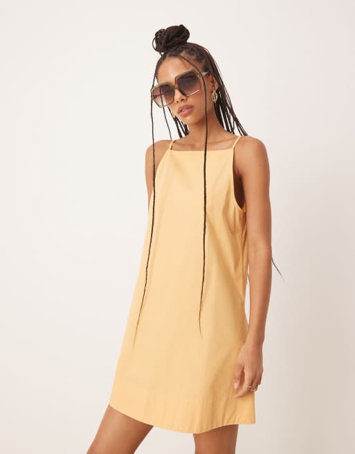 ASOS DESIGN - Gylden sandfarvet formløs minikjole med bred halsudskæring, 4 af 4