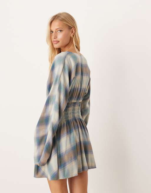 ASOS DESIGN - Gyldenbrun og blå minikjole med V-hals, rynket talje og tern, 3 af 4