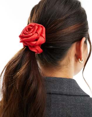 ASOS DESIGN – Haargummi aus Satin in Rot mit Ansteckblume
