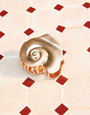 ASOS DESIGN - Haarklammer in matter Goldoptik mit Muscheldesign-Goldfarben