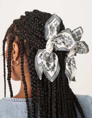 ASOS DESIGN - Haarklammer mit Stoff in Bandana-Optik-Bunt