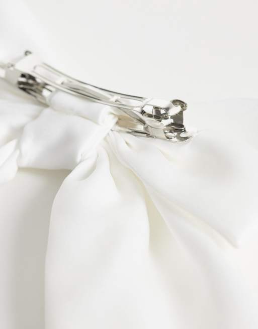 ASOS DESIGN – Haarspange mit großer Schleife aus weißem Satin, 2 von 3