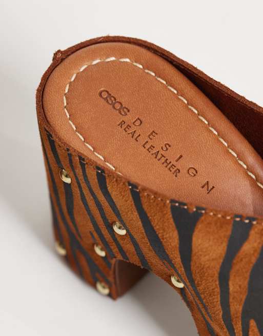 ASOS DESIGN – Hadley – Hochwertige Pantoletten-Clogs aus Wildleder mit Zebramuster und Absatz, 3 von 4