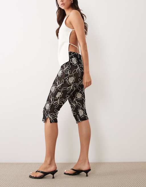 ASOS DESIGN haftowane szydełkowe spodnie capri w kolorze mono, 2 z 5