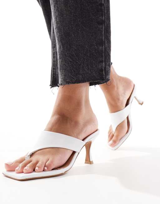 ASOS DESIGN - Hailey - Sandali infradito in pelle premium con tacco medio colore bianco