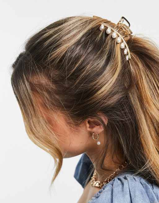 ASOS DESIGN hair claw clip with faux pearls in gold tone, 3 of 4