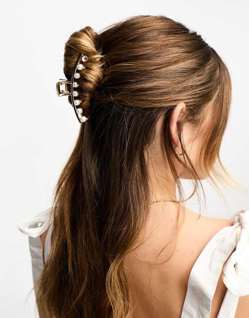 Pearl hair accessories. Hairstyle with pearls