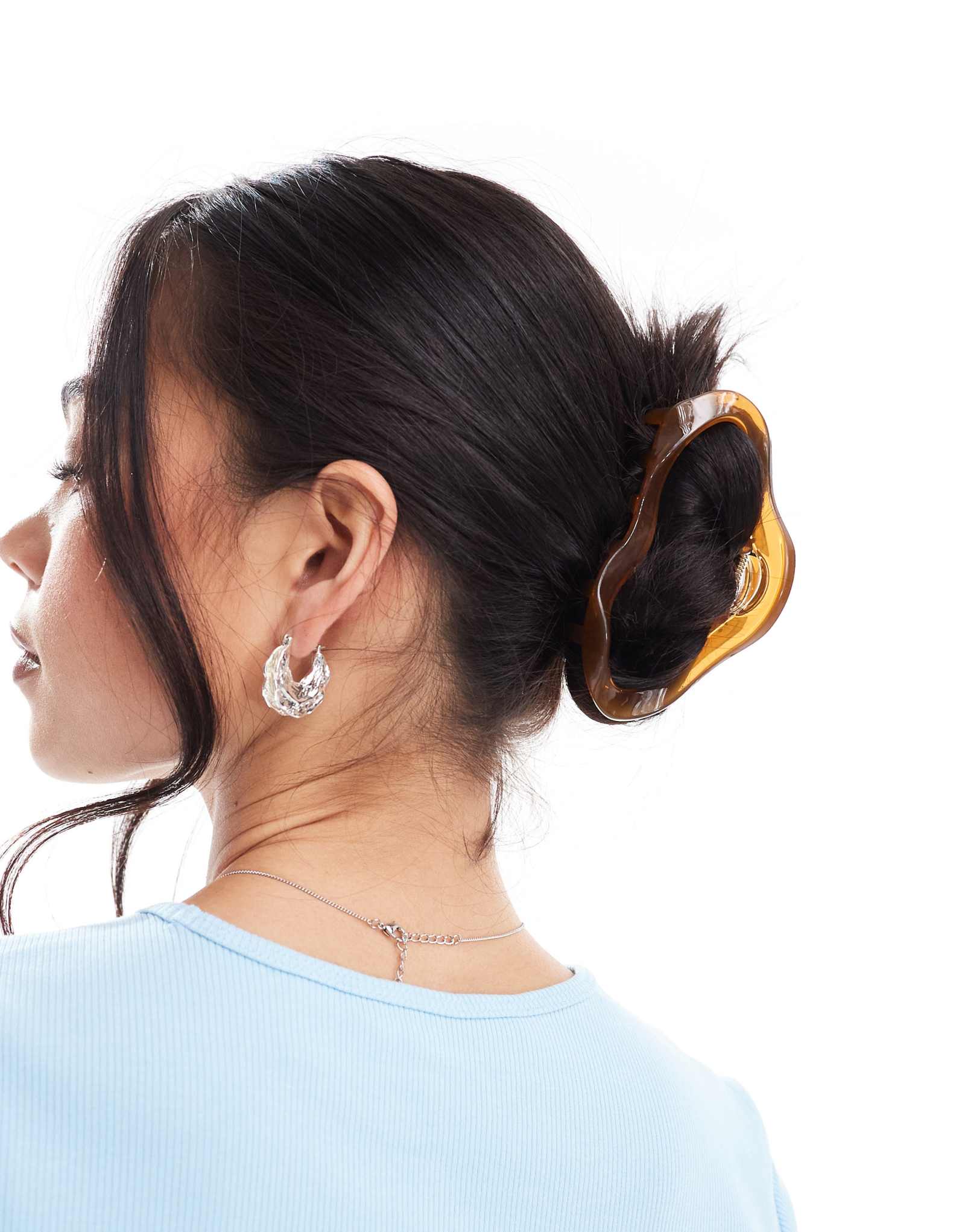 ДИЗАЙН ASOS hair claw выполнен в абстрактном коричневом цвете