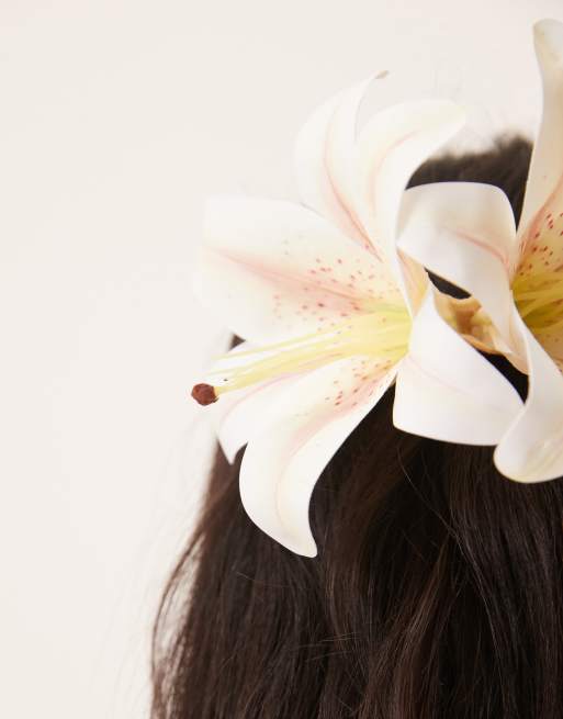 ASOS DESIGN hair claw with faux lily flowers in pink, 3 of 3