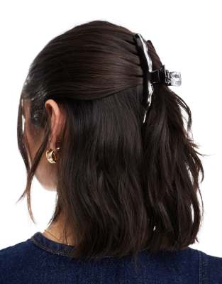 Shop ASOS DESIGN hair claw with gunmetal in silver Online – Trendy & Affordable Fashion