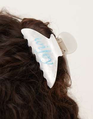 hair claw with Wifey detail in cream-White