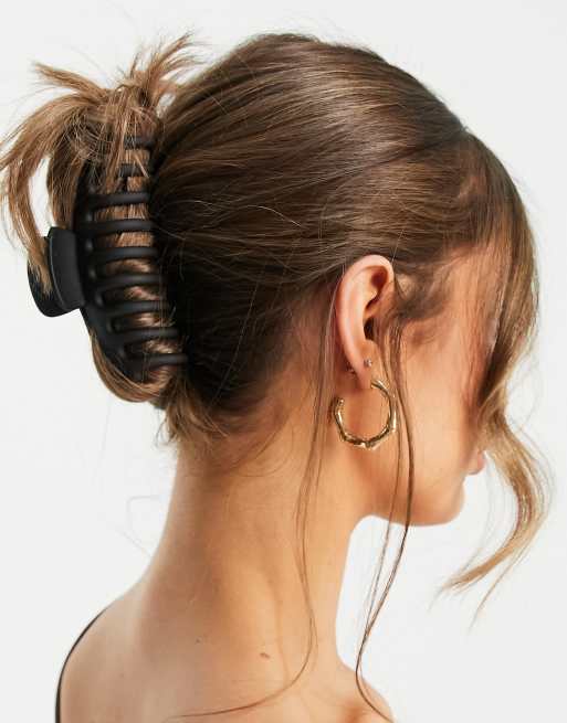 https://images.asos-media.com/products/asos-design-hair-clip-claw-in-black/23965325-1-black?$n_640w$&wid=513&fit=constrain