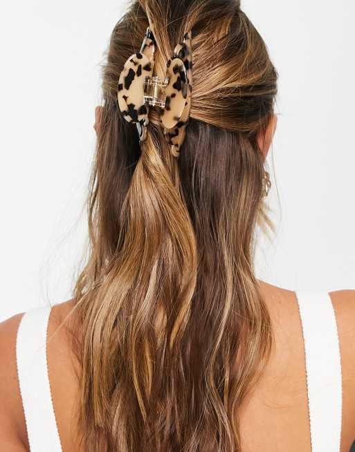ASOS DESIGN hair clip claw in milky tort scallop design, 2 of 4