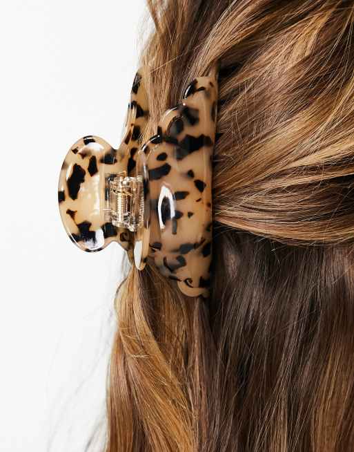 ASOS DESIGN hair clip claw in milky tort scallop design, 3 of 4