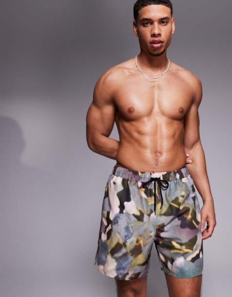 ASOS DESIGN – Halblange Badeshorts in Grün mit Military-Muster - view 1