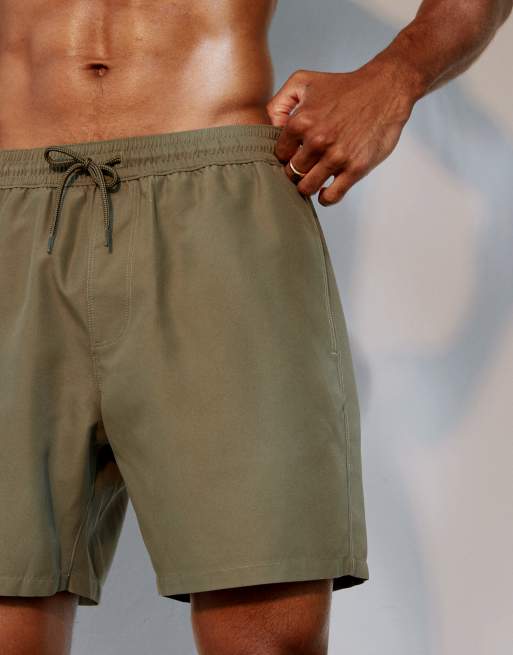 ASOS DESIGN – Halblange Badeshorts in Khaki, 3 von 4