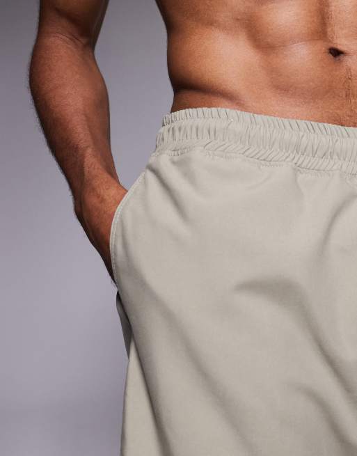 ASOS DESIGN – Halblange Badeshorts in Khaki, 4 von 4