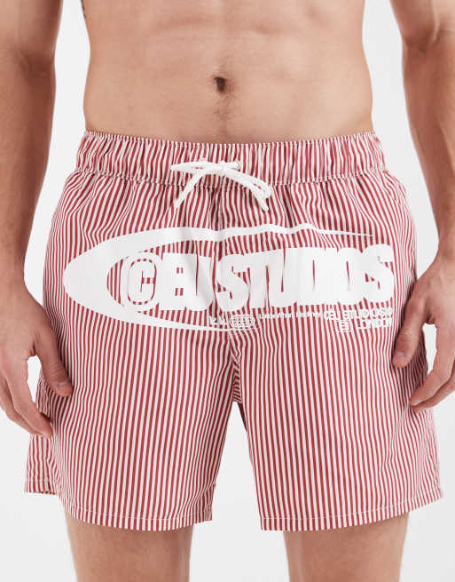 ASOS DESIGN – Halblange Badeshorts in Rot gestreift mit platziertem Print, 4 von 5