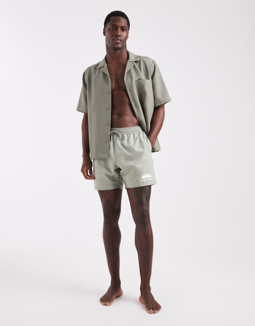 ASOS DESIGN – Halblange Badeshorts in Salbeigrün mit Stickerei, 2 von 5