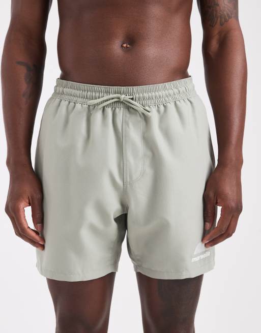 ASOS DESIGN – Halblange Badeshorts in Salbeigrün mit Stickerei, 4 von 5
