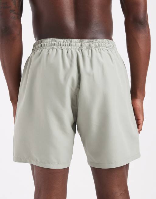 ASOS DESIGN – Halblange Badeshorts in Salbeigrün mit Stickerei, 5 von 5
