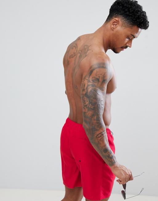 ASOS DESIGN – Halblange, rote Badeshorts mit schwarz-weißem Kordelzug, 2 von 4