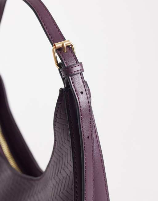 ASOS DESIGN – Halbmondförmige Schultertasche in Burgunderrot mit asymmetrischem Flechtdesign und Schnalle, 3 von 4