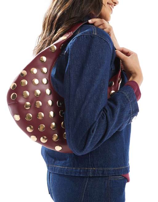ASOS DESIGN – Halbmondförmige Schultertasche in Burgunderrot mit Nietenbesatz, 3 von 4
