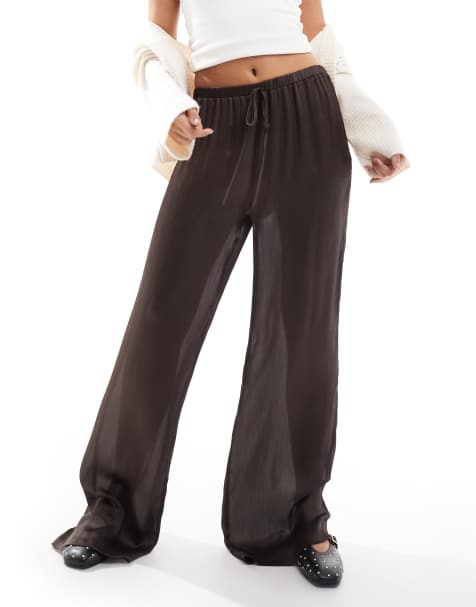 ASOS DESIGN – Halbtransparente Plissee-Hose in Schokobraun mit weitem Bein - view 1
