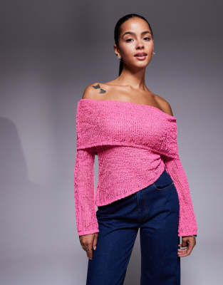 ASOS DESIGN - Halbtransparentes Bardot-Top aus Häkelstrick in Pink mit asymmetrischem Saum-Rosa