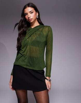 ASOS DESIGN - Halbtransparentes, langärmliges Oberteil in khakifarbener Strickoptik mit drapiertem Ausschnitt-Grün