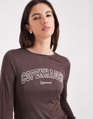 ASOS DESIGN - Halbtransparentes, langärmliges Oberteil in Schokobraun und Ecru mit „Copenhagen"-Print-Bunt